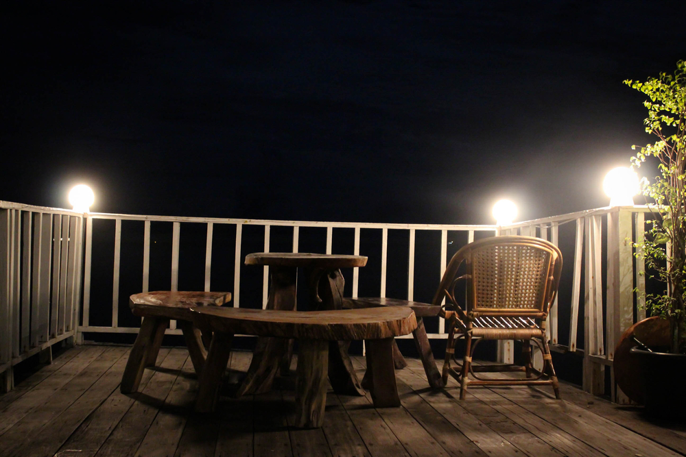 Un balcon éclairer de nuit